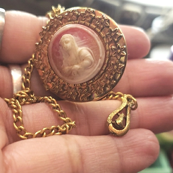 Sold LOCKET VINTAGE CAMEO LOCKET ON BRASS/ GOLD TONE BIG TO MEDUIM - Picture 2 of 7